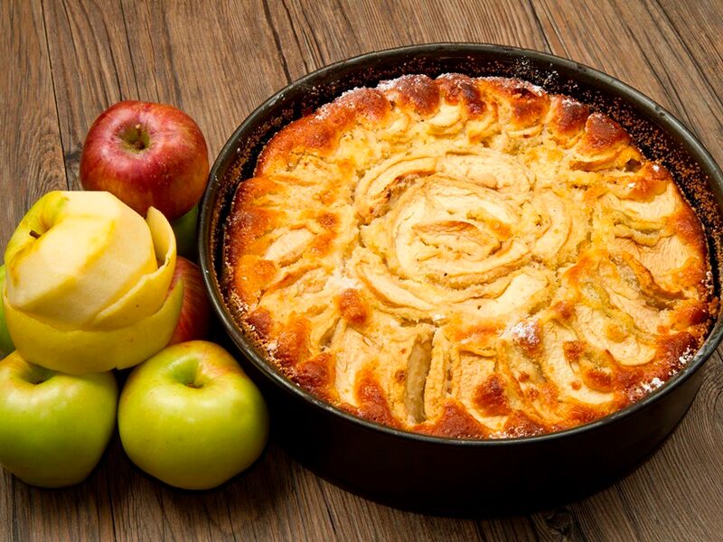 Пышная яблочная шарлотка в духовке. Вкусный рецепт Пышная яблочная шарлотка в духовом шкафу. Вкусный рецепт